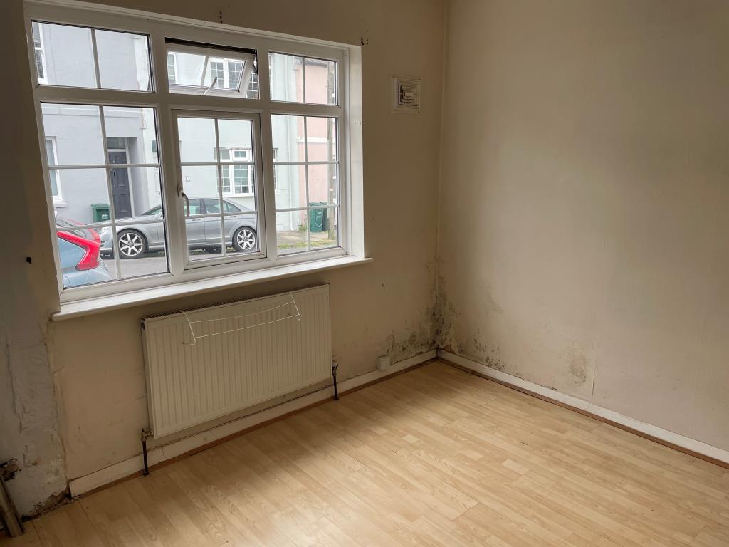 Lot: 142 - GROUND FLOOR FLAT WITH PATIO CLOSE CITY CENTRE - Front double bedroom with view of street from window